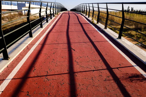 Caminho Bicicleta Lado Uma Ponte Betão Numa Zona Rural Com — Fotografia de Stock