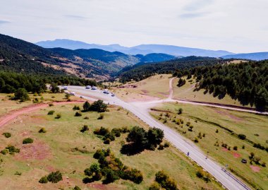 Aragon, İspanya - 2 Ağustos 2019: Macera turistleri için bir dağ alanındaki bir karavan parkının havadan görünüşü.