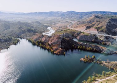 Kuraklık zamanlarında Akdeniz 'de bir su deposunun havadan panoramik görüntüsü.