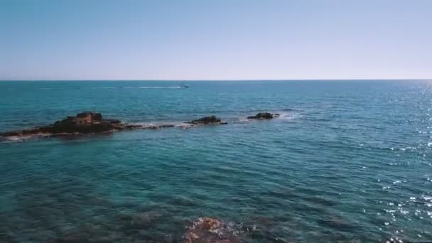 Volando Sobre Costa Mediterránea Una Lancha Motor Cruza Horizonte Del — Vídeo de stock