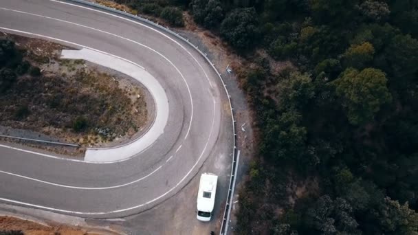 Drone Vola Sopra Camper Viaggio Nella Curva Una Strada Montagna — Video Stock