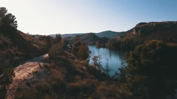 Bajo Vuelo Sobre Entorno Natural Bosque Mediterráneo Cerca Lago — Vídeo de stock