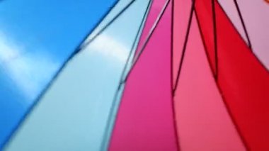 Renkli şemsiyenin renkli çizgilerinin taşınması