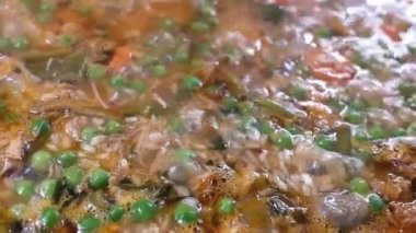 Kaynar yiyecekli bir tencerenin ayrıntıları.