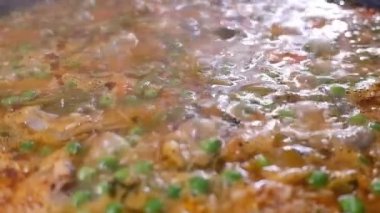 Kaynar yiyecekli bir tencerenin ayrıntıları.