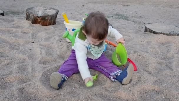 Baby Flicka Som Har Kul Sandlåda Fyllning Hinkar Med Sand — Stockvideo
