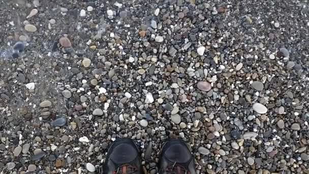 Entdeckerfüße Auf Kieselsteinen Strand — Stockvideo