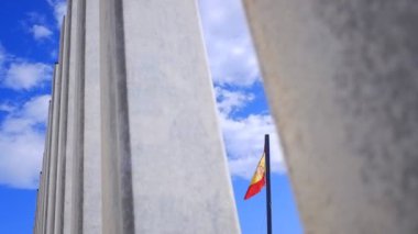 Sınır parmaklıklarında sallanan İspanyol bayrağı