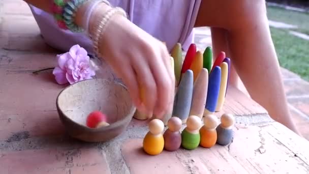 Malá Dívka Hraje Některými Dřevěnými Bloky Pro Zvýšení Symbolické Montessori — Stock video