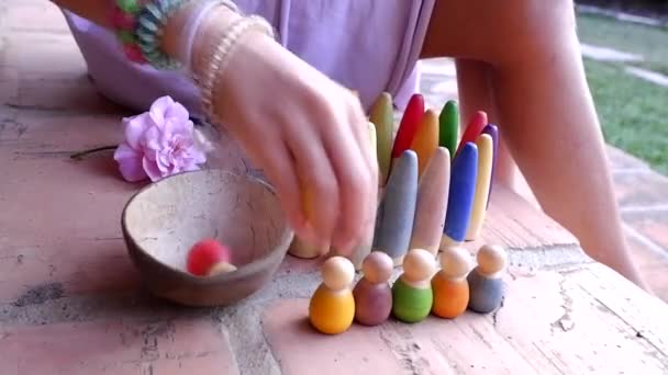 Niña Jugando Con Algunos Bloques Madera Para Mejorar Juego Simbólico — Vídeo de stock