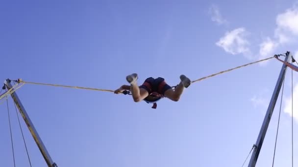 Kind Heeft Plezier Een Bungee Springen Een Kermis — Stockvideo