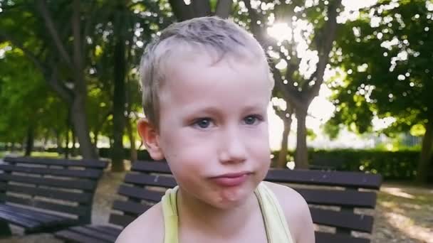 Homurdanan Bir Çocuğun Komik Yüzünün Yavaş Hareketi — Stok video