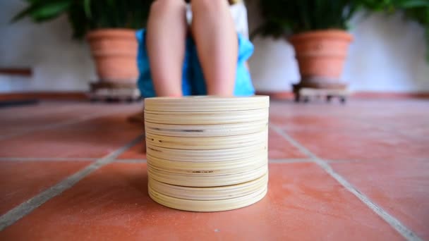 Detailní Záběr Dřevěnou Montessori Hračku Zatímco Dítě Hrát Ním Rozvíjet — Stock video