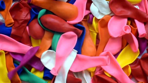 Beaucoup Ballons Gonflables Couleurs Dégonflés Dans Une Pile Fond Coloré — Video