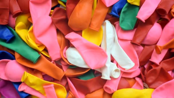 Veel Opblaasbare Ballonnen Van Kleuren Leeggelopen Een Stapel Kleurrijke Achtergrond — Stockvideo