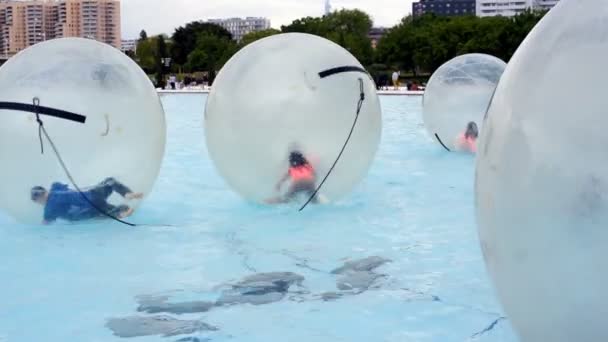 Valencia España Mayo 2019 Grupo Niños Jugando Pelota Inflable Transparente — Vídeos de Stock