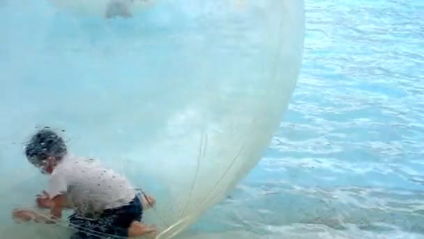 Valencia España Mayo 2019 Grupo Niños Jugando Pelota Inflable Transparente — Vídeos de Stock