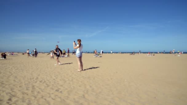 Defocused Scene Girls Beach Taking Picture Mobile — Stock Video