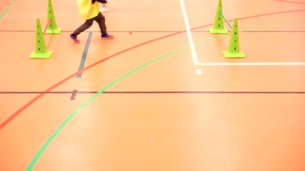 Pojke Hoppa Hinder Inomhus Sportbana Scen Med Negativt Utrymme — Stockvideo