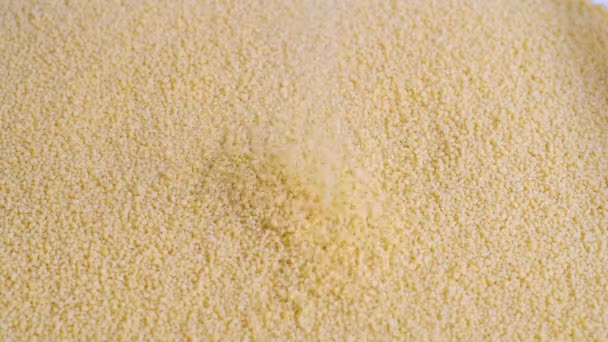 デュラム小麦セモリナの穀物 アラビアクスクス 伝統的なシチューを準備するためにプレート上に落ちる — ストック動画