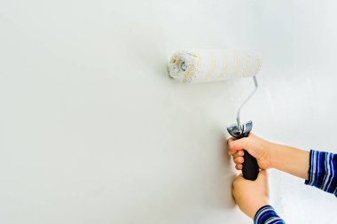 Çocuk odasının duvarlarını beyaza boyayıp kirleterek yeni evini dekore ediyor..