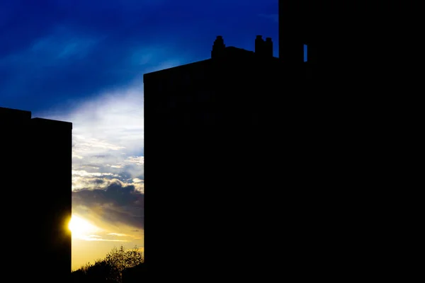 Silueta Západu Slunce Městě Teplým Sluncem Budovami — Stock fotografie