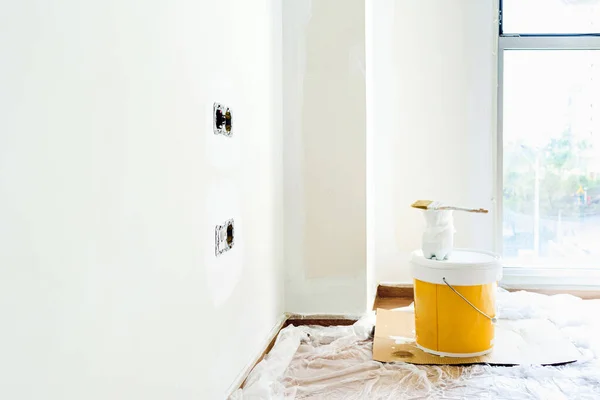 Cubo Pintura Blanca Con Pincel Una Habitación Remodelación — Foto de Stock