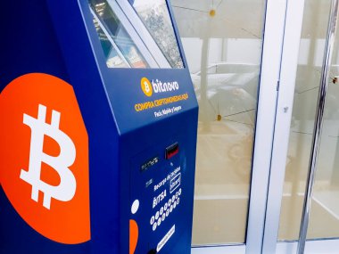 Valencia, İspanya - 26 Nisan 2020: Otomatik bitcoin ATM otomatı kamu kullanımı için sokağa yerleştirildi.