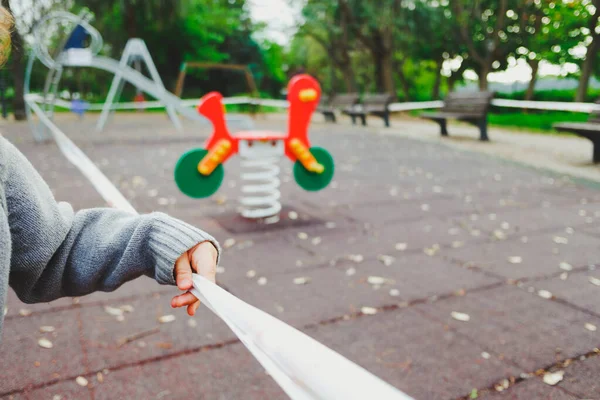 Детские Игровые Площадки Запрещены Европе Пандемии Грусти Детей — стоковое фото
