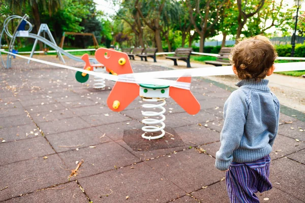 Die Benutzung Von Spielplätzen Durch Kinder Ist Europa Aufgrund Der — Stockfoto