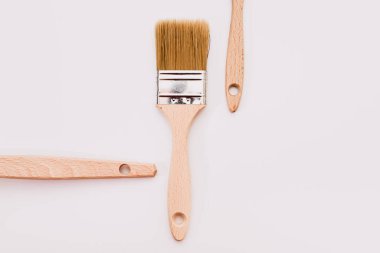 Dekorasyon işleri ve ev yenilemeleri için boyacı fırçaları olan beyaz arkaplan.