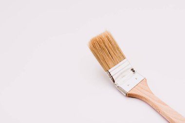 Beyaz arka planda izole edilmiş, zor alanlara ulaşmak için yassı kalorifer sapı fırçası.