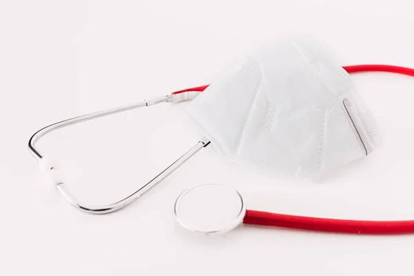 白い背景に隔離された医療面マスクと聴診器 — ストック写真