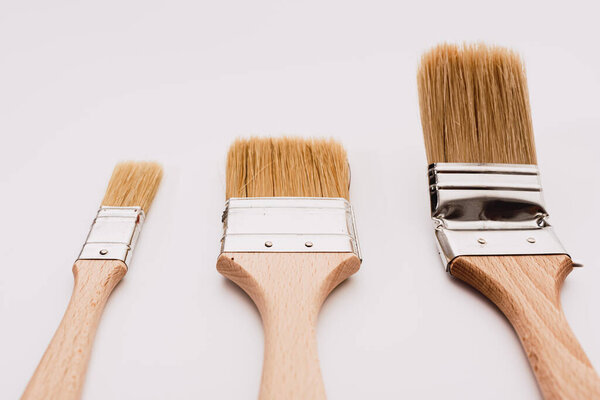 Простой фон с новыми деревянными кисточками, изолированными на белом фоне студии
.