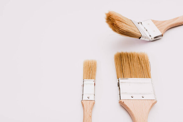 Белый фон с кистями художника для украшения бизнеса и ремонт дома.