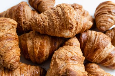 Hızlı emici karbonhidratlarla dolu çıtır kruvasan grubu..