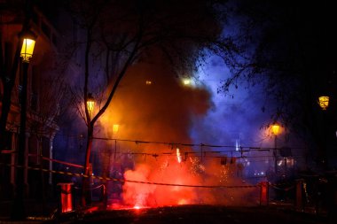 Renkli mascleta havai fişek ve havai fişek dolu ile lots-in duman ve sparks.