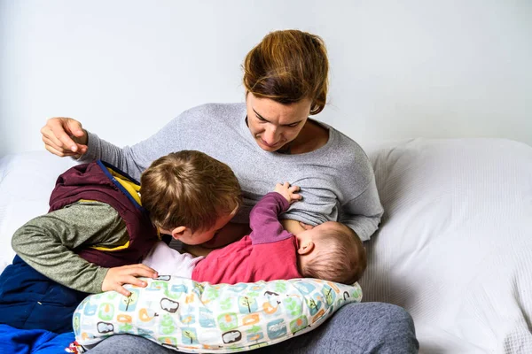 Mamá Amamantando Sus Dos Hijos Tándem Los Dos Hermanos Comparten — Foto de Stock