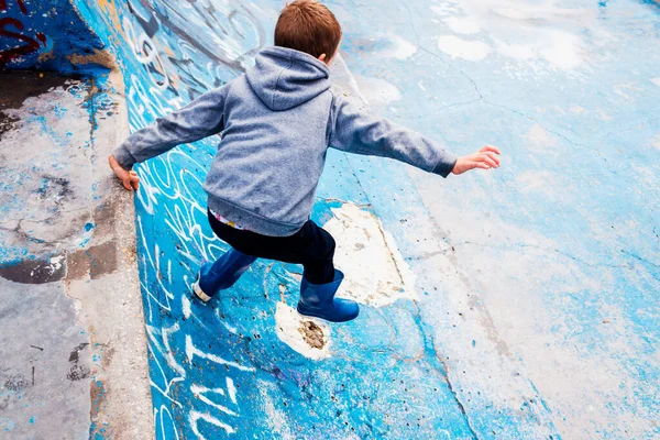 Chico Corriendo Dentro Skatepark Urbano Con Sudadera Divirtiéndose Tonos Azules — Foto de Stock