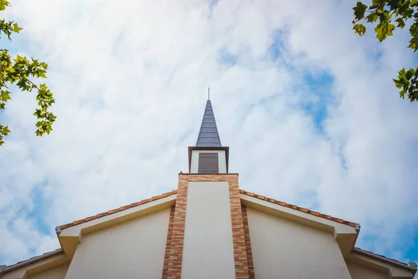 Façade Une Église Évangélique Aux Murs Blancs Lisses Ciel Nuageux — Photo