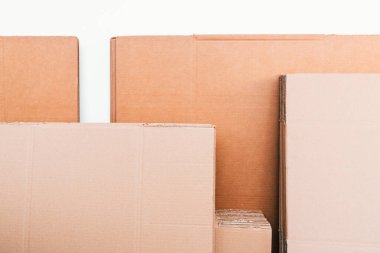 Geri dönüşümlü malzemeden yapılmış yeni kullanılmamış karton kutular.