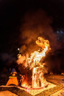 Valencia, İspanya - 19 Mart 2019: Sonu Fallas, yüksek fişekleri yangında tüketilen anıt faller İspanya festivaller.