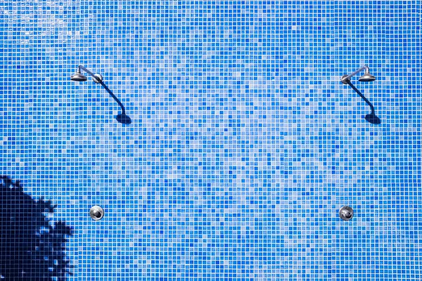 Vägg Duschar Swimmingpool Mosaik Blå Kakel Solen Utan Badkar Grund — Stockfoto