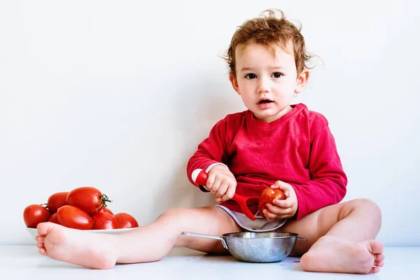 Bebé Mira Cámara Manchada Con Jugo Tomate Natural Mientras Mastica — Foto de Stock