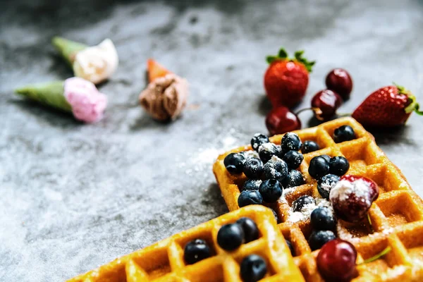 フルーツとワッフルでアイスクリームを食欲をそそる 夏のレストランでの理想的なスナック — ストック写真