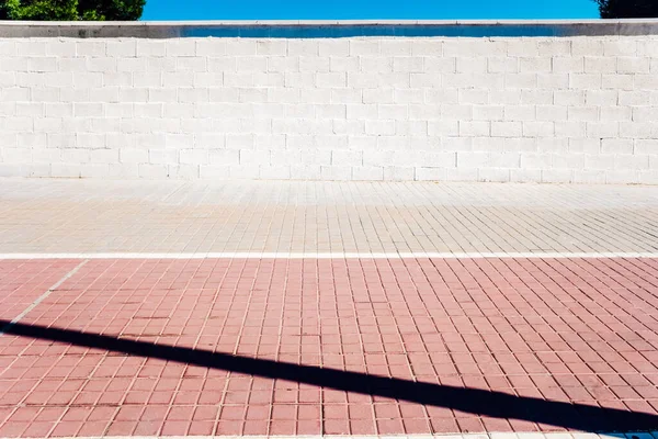 Şehir Minimalist Sahnesi Güneşte Beyaz Bir Duvar Iki Ağaç Mavi — Stok fotoğraf