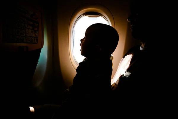 Μωρό Κάθεται Στον Πατέρα Του Δίπλα Στο Παράθυρο Του Αεροπλάνου — Φωτογραφία Αρχείου