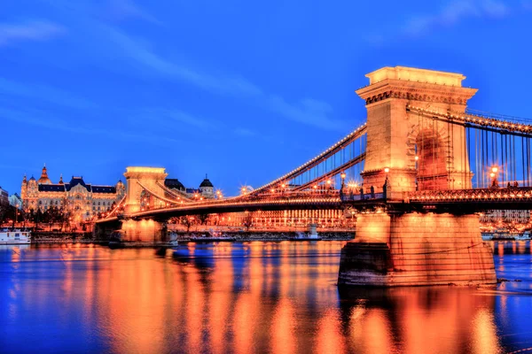 Hängbron i skymningen, Budapest — Stockfoto