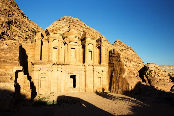 El Monasterio (El Dayr) en Petra Antigua Ciudad con un Sol Dorado, Jordania —  Fotos de Stock