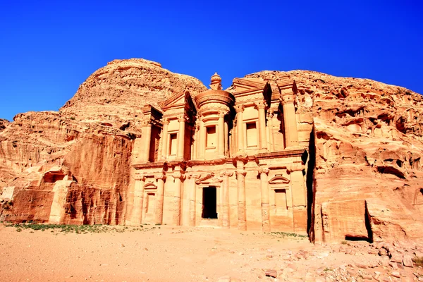El Monasterio (El Dayr) en Petra Antigua Ciudad con un Sol Dorado, Jordania —  Fotos de Stock